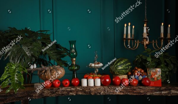 شب یلدا یک جشن ایرانی است که در طولانی ترین شب سال در سی ام آذر جشن گرفته می شود. ترجمه: نقاشی: استاد محمود فرشجیان - عکس و وکتور 