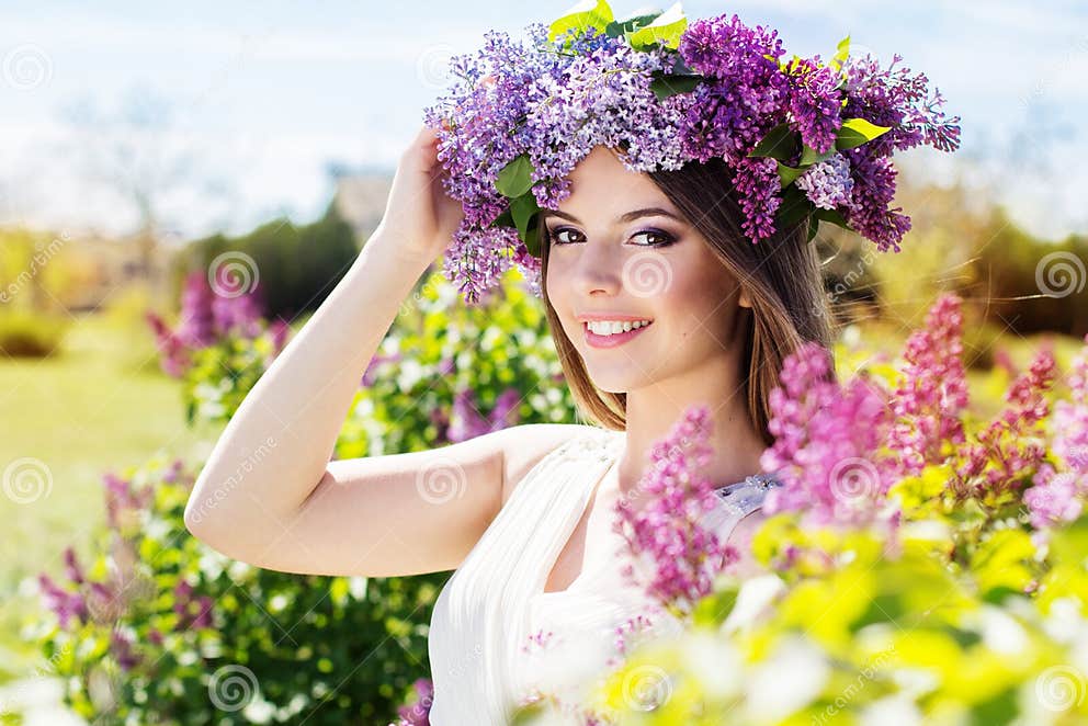 دختر زیبای خندان تاج گل زیبای یاس بنفش را بر تن کرده است - پرتره دختر و زن زیبا, دانلود رایگان - عکس و وکتور