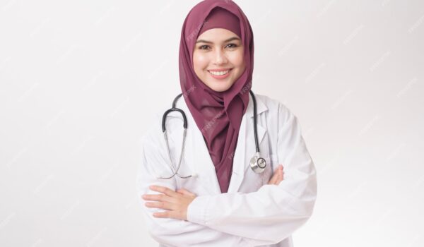 خانم دکتر زیبا با پرتره حجاب در زمینه سفید - دانلود رایگان- عکس و وکتور