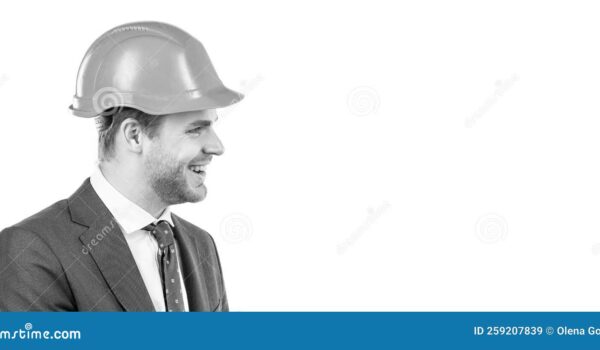 مهندسی که کار می کند. صورت جانبی مهندس عمران. مهندس خوشبخت با کلاه سخت. پرتره نمایه مرد ساختمانی. سازنده جدا شده روی سفید. حرفه ای قابل اعتماد، فضای کپی- عکس و وکتور 