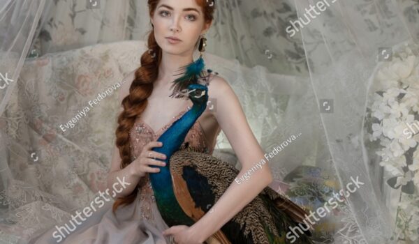 دختر مو قرمز با قیطان کلفت و طاووس آبی- عکس و وکتور -  پرتره دختر و زن زیبا