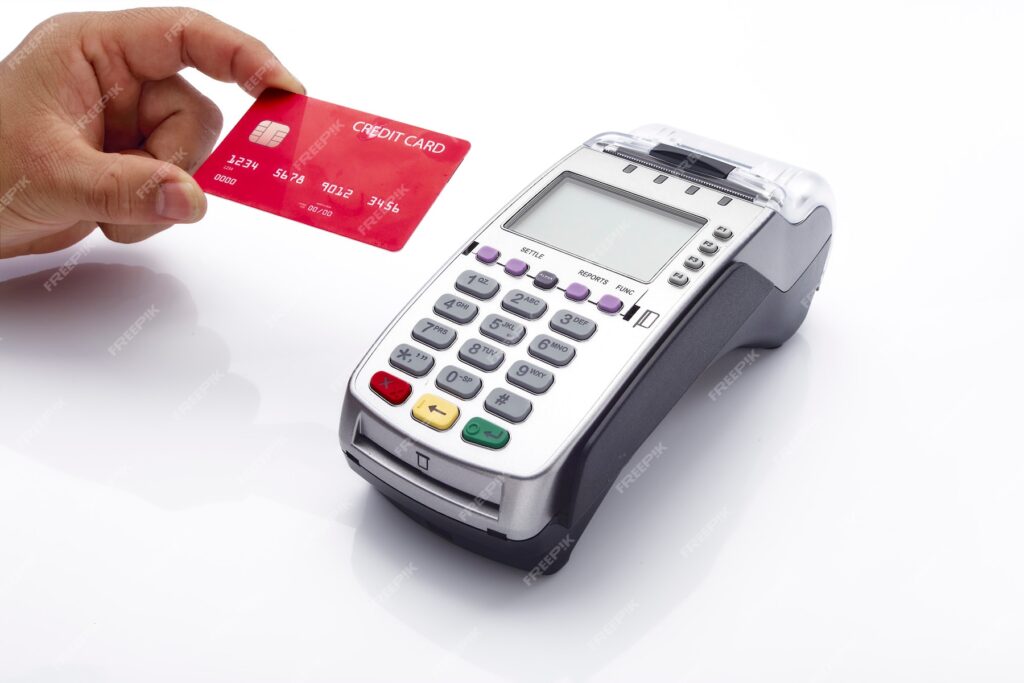 کارت اعتباری و ترمینال پوز روی سفید- دانلود رایگان 
