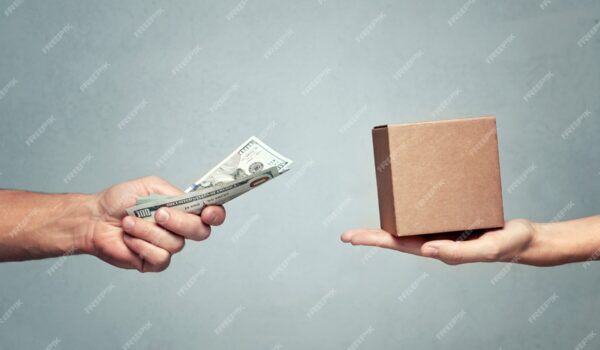 مرد برای جعبه هدیه به زن پول می دهد- دانلود رایگان - عکس و وکتور