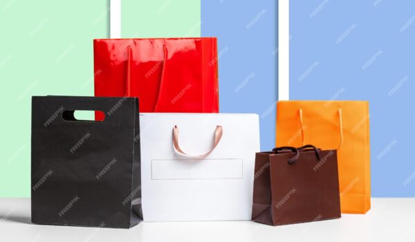 کیف خرید روی میز چوبی- دانلود رایگان - موکاپ