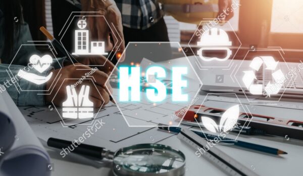 مفهوم صنعت آموزش HSE محیط مراقبت های بهداشتی، تیم مهندسی که روی رایانه لپ تاپ با نماد محیط حفاظت از سلامت صفحه نمایش VR کار می کند - عکس و وکتور 
