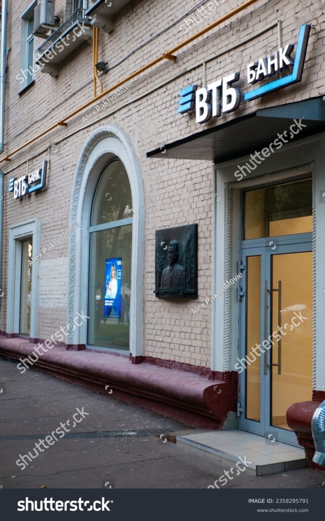 مسکو روسیه 09.06.2023 VTB Bank. شعبه بانک وی تی بی در طبقه اول یک ساختمان آجری. ورود به بانک- عکس و وکتور