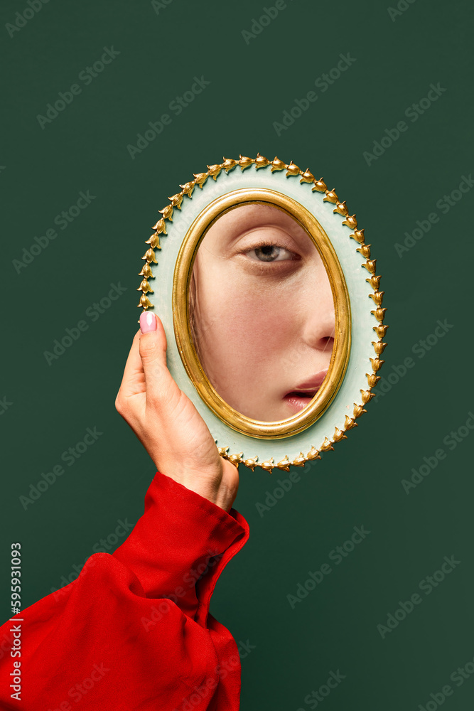 دست زن که آینه کوچکی با انعکاس چهره زن غمگین با آرایش طبیعی روی زمینه سبز تیره در دست دارد. عواطف انسانی- دانلود رایگان - عکس و وکتور 