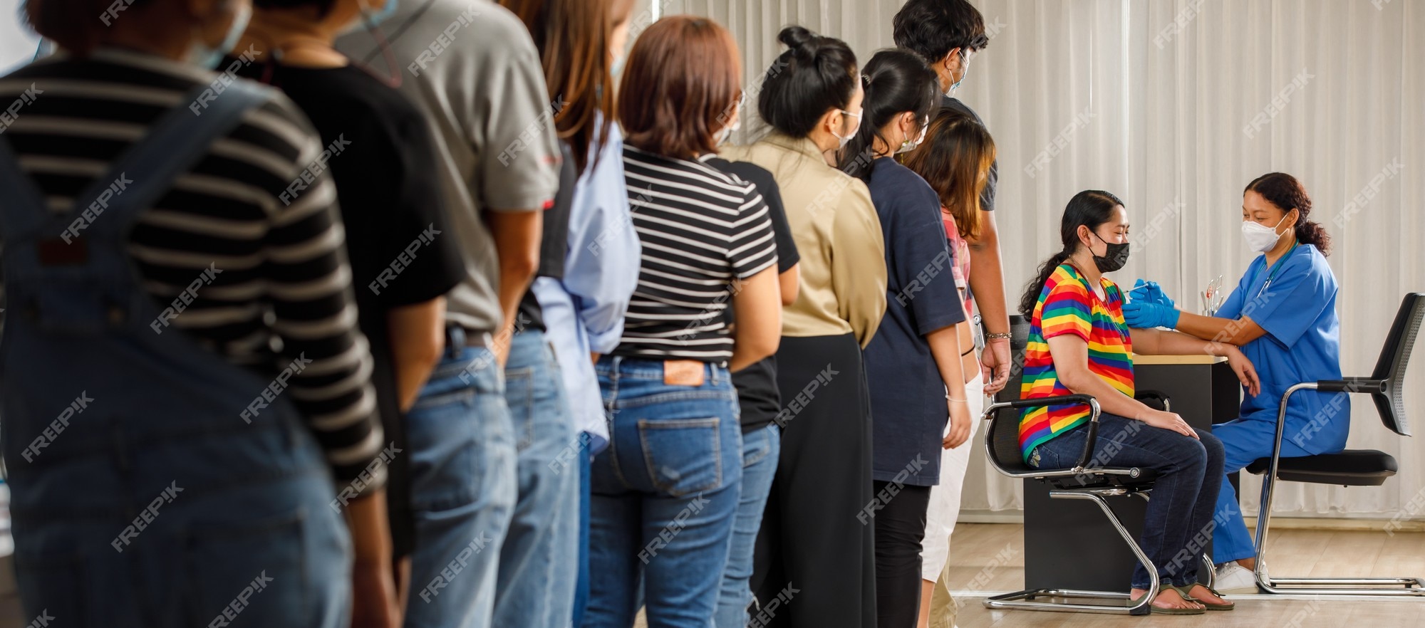 شهروندان در سنین مختلف پشت سر هم ایستاده و منتظر تزریق واکسن هستند در حالی که پزشکان در حال تزریق ماسک به زنان هستند. کووید-19 یا مفهوم واکسیناسیون کرونا - دانلود رایگان -عکس و وکتور 