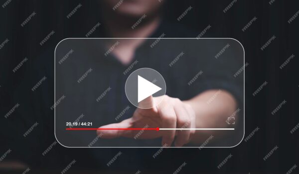 دست انسان در حال لمس و تماشای پخش زنده برای پخش ویدیو در اینترنت و مفهوم فناوری چند رسانه ای- دانلود رایگان -عکس و وکتور 