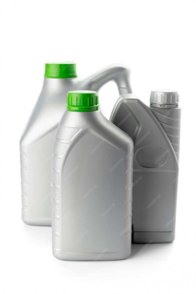 بطری های پلاستیکی از روغن های اتومبیل جدا شده روی سفید- دانلود رایگان -موکاپ